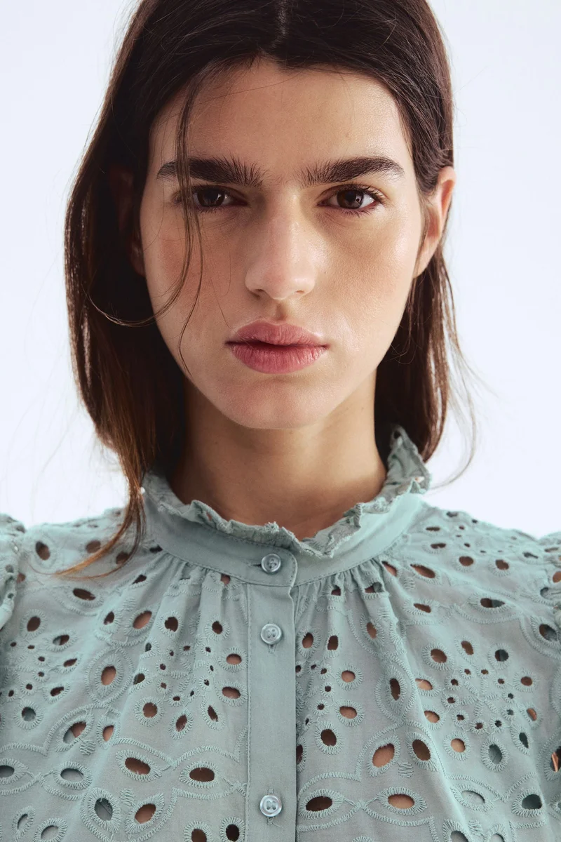 اتش اند ام فستان بتطريزات بنمط إنجليزي