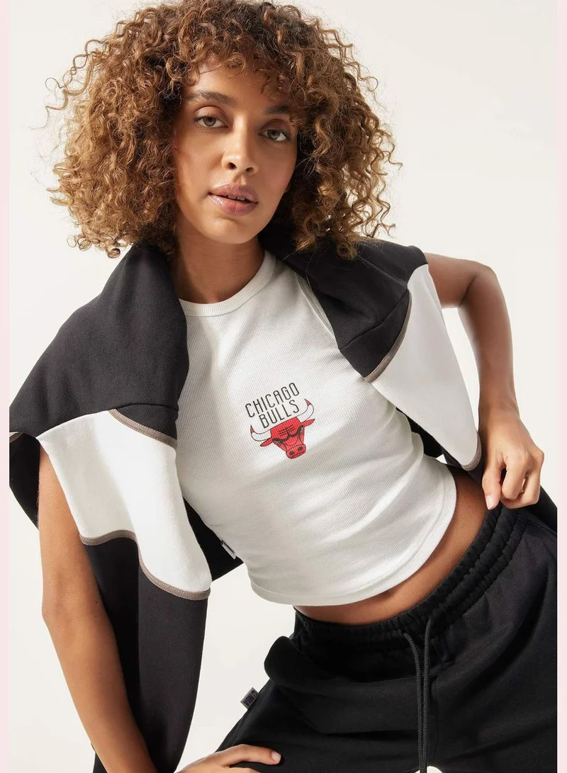 ديفاكتو Woman NBA Chicago Bulls Licenced Round Collar Strappy Knitted Crop Top