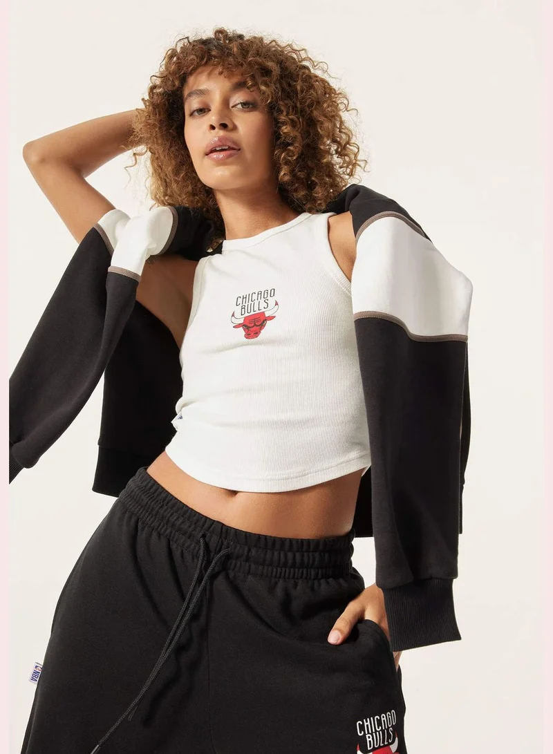ديفاكتو Woman NBA Chicago Bulls Licenced Round Collar Strappy Knitted Crop Top