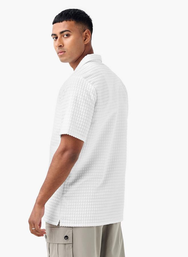 سبلاش فيڤ قميص بقصة عادية بياقة كامب وأكمام قصيرة بنسيج دوبي - Image 3