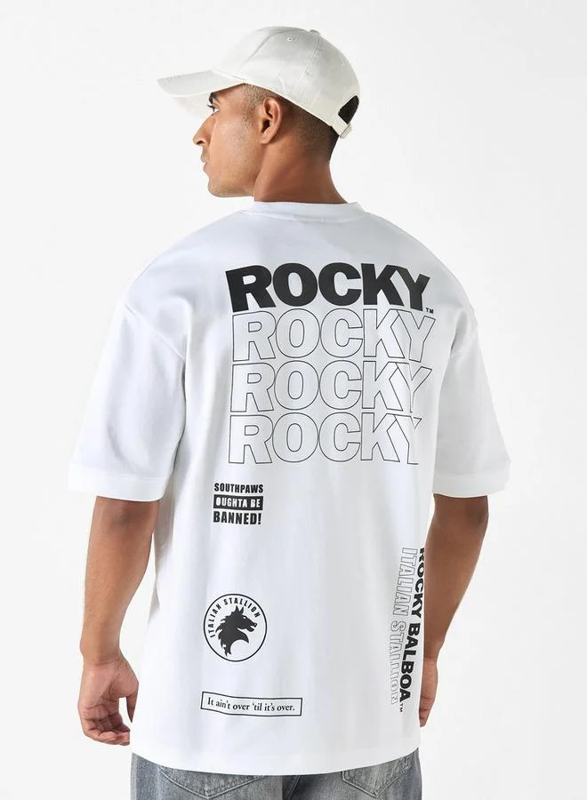 اس بي كاركترز تيشيرت بياقة ضيقة وأكمام قصيرة بطبعات تايبوجرافيك