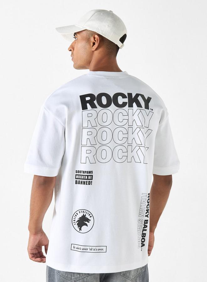 اس بي كاركترز تيشيرت بياقة ضيقة وأكمام قصيرة بطبعات تايبوجرافيك - Image 1