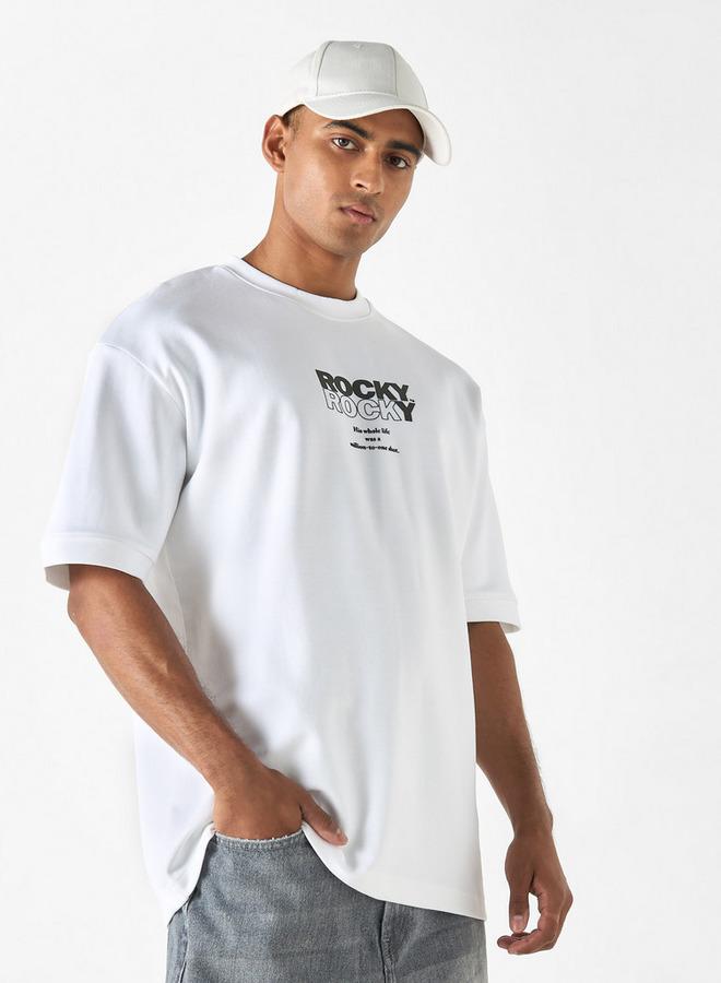 اس بي كاركترز تيشيرت بياقة ضيقة وأكمام قصيرة بطبعات تايبوجرافيك - Image 3