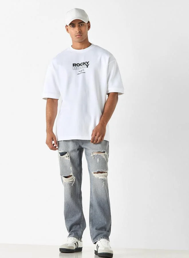 اس بي كاركترز تيشيرت بياقة ضيقة وأكمام قصيرة بطبعات تايبوجرافيك