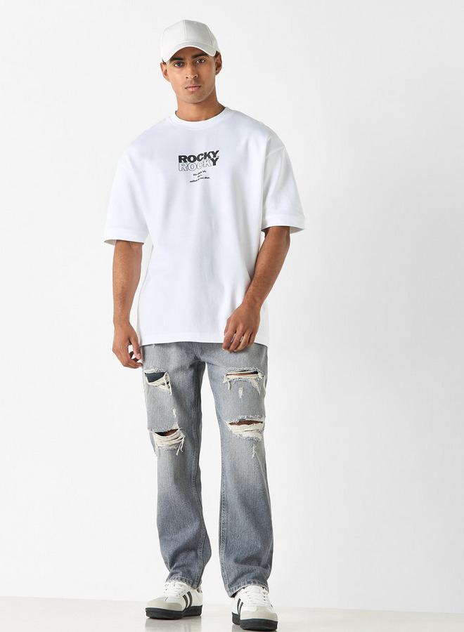 اس بي كاركترز تيشيرت بياقة ضيقة وأكمام قصيرة بطبعات تايبوجرافيك - Image 2