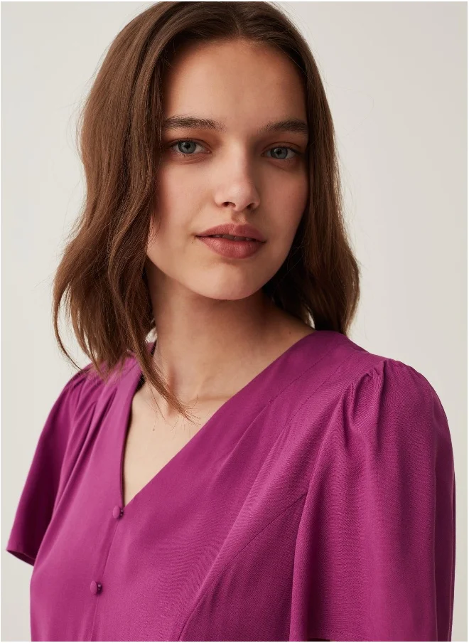 او في اس Short dress in viscose with V neck