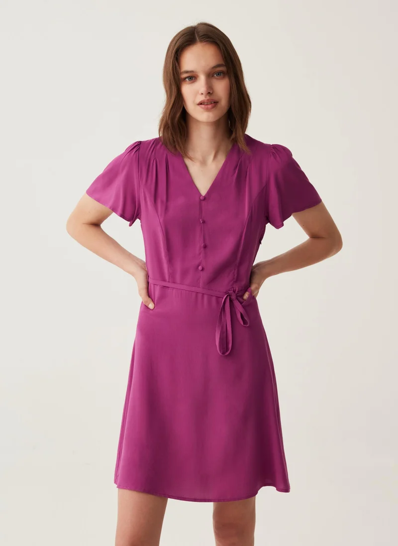 او في اس Short dress in viscose with V neck