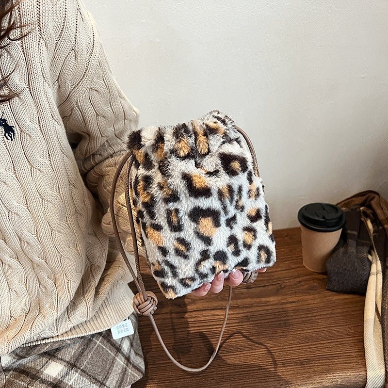 Plush Shoulder Ins Bucket Fashion Bag Sense Korean Style Bag Women'S Winter Trendy Leopard Print Women'S Bag - Image 2