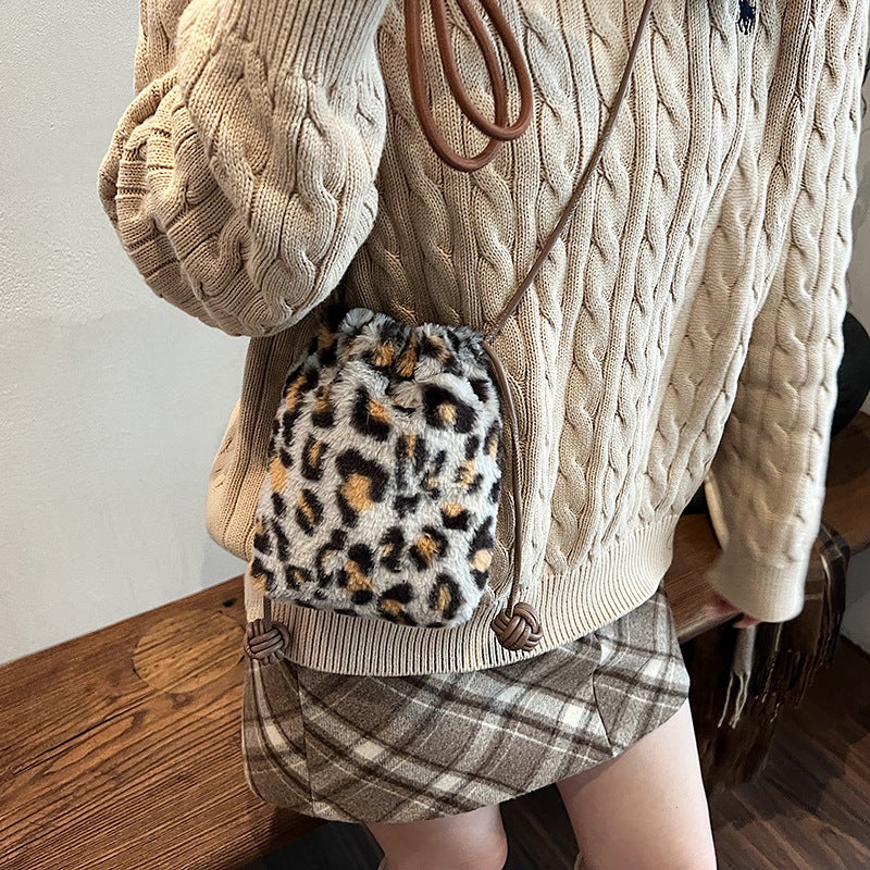 Plush Shoulder Ins Bucket Fashion Bag Sense Korean Style Bag Women'S Winter Trendy Leopard Print Women'S Bag - Image 4