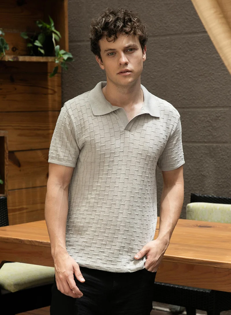 كامبوس سوترا تيشيرت بولو رجالي بلون رمادي سحابي بنقشة طوب