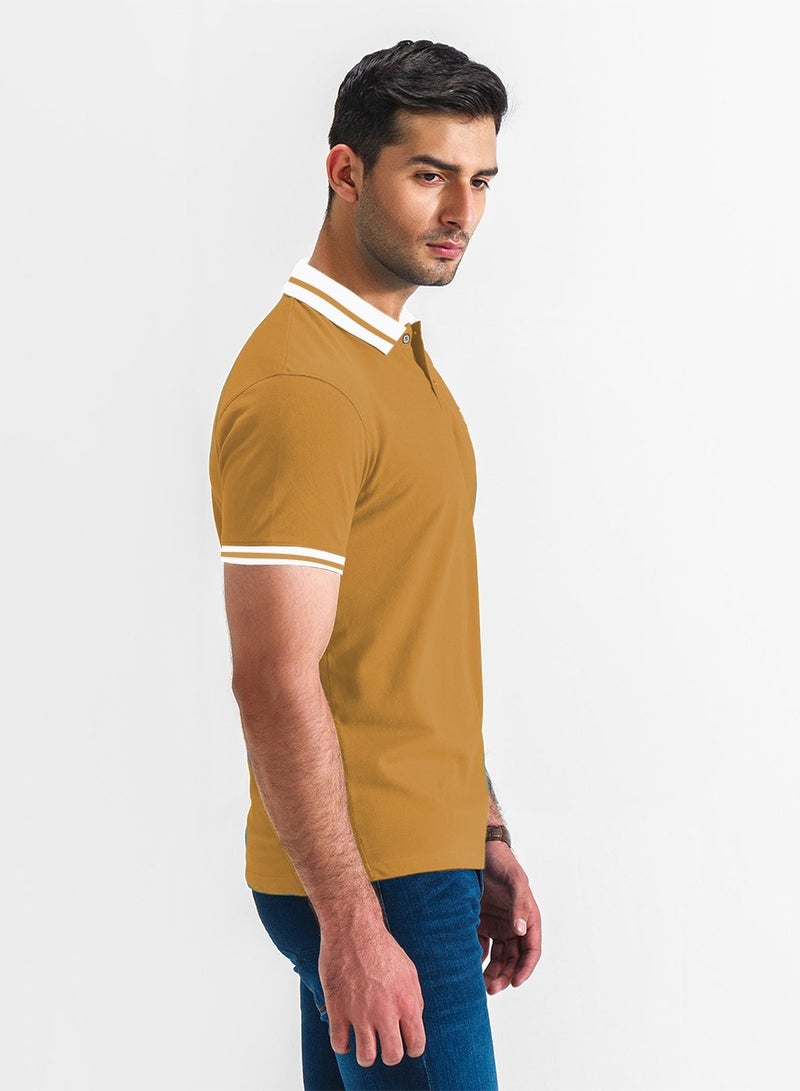 خيوط أدق قميص بولو رجالي بلون الخردل مع ياقة متباينة وخطوط رفيعة - مقاس عادي (2XL) - Image 2