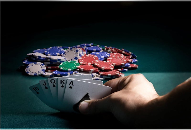 Gambit Goods طقم رقائق بوكر ديلوكس مكون من 500 قطعة مع علبة ألمنيوم، بطاقات، نرد، وزر موزع - رموز متعددة الألوان بأسلوب كازينو متميز للبالغين - مثالي للألعاب الكلاسيكية متعددة اللاعبين - Image 3