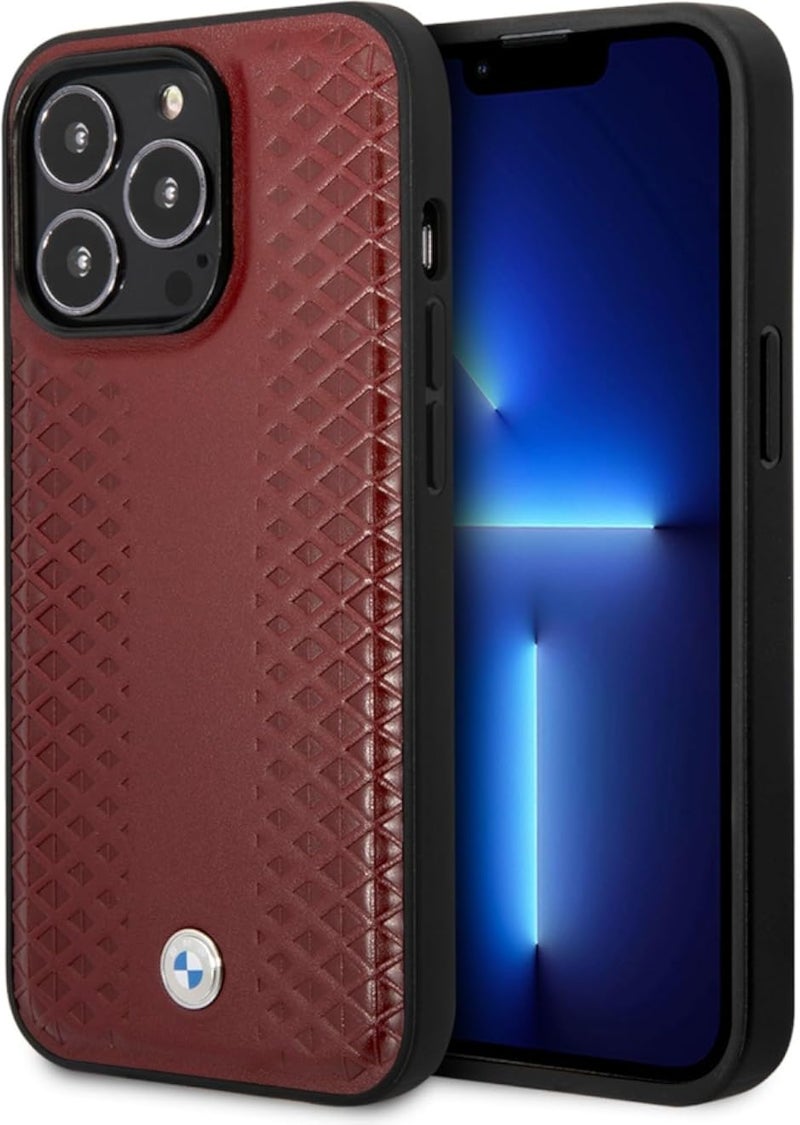 جراب هاتف CG MOBILE BMW لهاتف iPhone 14 Pro Max من مجموعة Signature، بنقشة ماسية عنابية، مصنوع من الجلد الطبيعي، يوفر حماية فائقة ومتانة عالية، سهل التركيب، مزود بتقنية امتصاص الصدمات وشعار مميز.