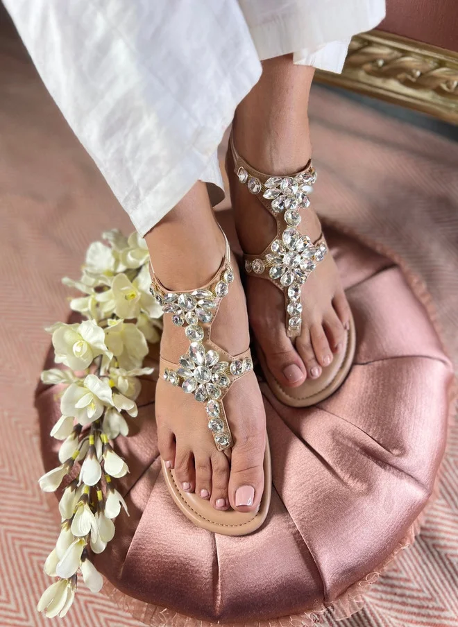 Sandal Stories أحذية مسطحة فاخرة بلون بيج مزينة بالكريستال بتصميم زهرة للنساء