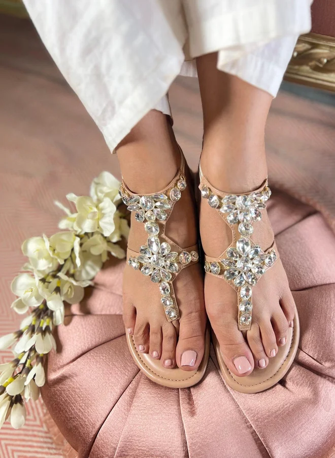 Sandal Stories أحذية مسطحة فاخرة بلون بيج مزينة بالكريستال بتصميم زهرة للنساء