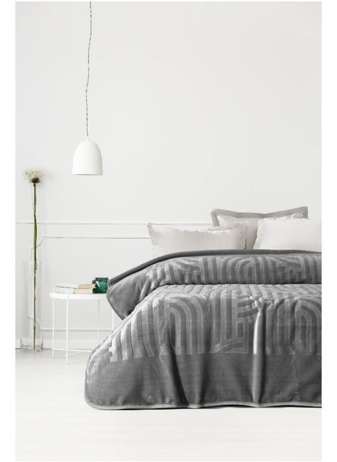 Engraved Single Blanket1 Ply Blanket Size - 180 x 240 cm Weight - 2.280 Kg 100% Polyester Embossed design