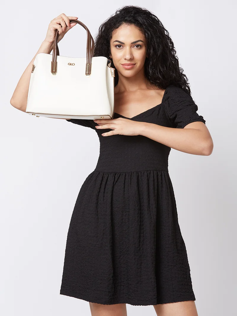 جلو باص حقيبة يد نسائية بيضاء من جلوبس بنقوش بارزة كاجوال