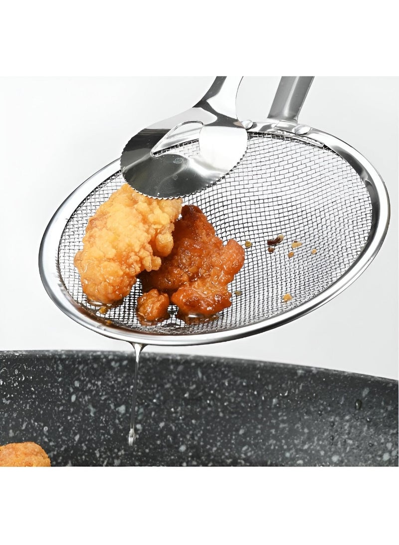 هابي هوم معلقة غرف ومصفاة 2 في 1 للمطبخ متعددة الاستخدامات – أداة قلي وشواء بمشبك فولاذ مقاوم للصدأ 29 سم، ملعقة شبكية لتصفية الزيت وتقديم الطعام، مساكة طعام آمنة للابتعاد عن الزيت الساخن للأكل المقلي والشوي - Image 2