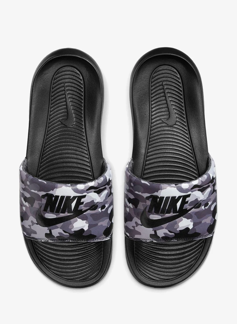 نايكي صندل مزين بشعار الماركة