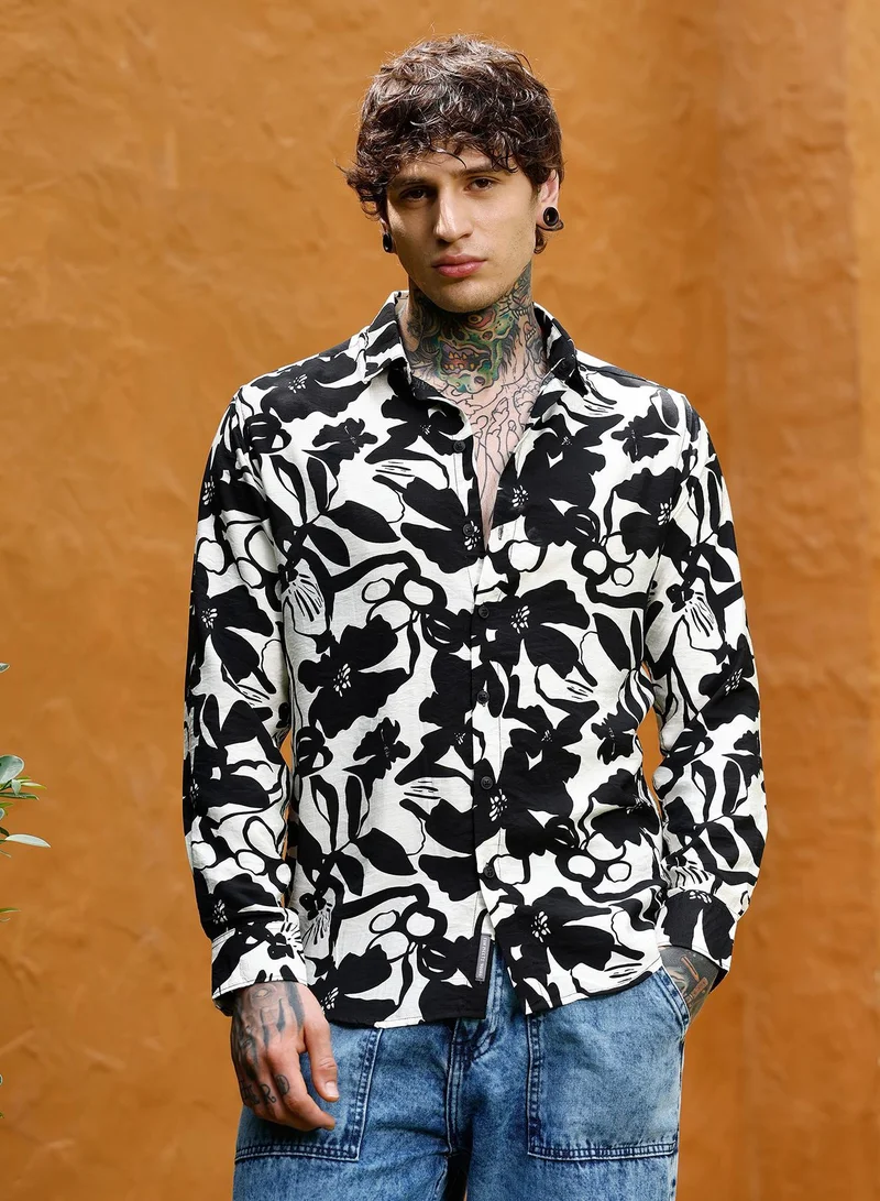 كامبوس سوترا قميص رجالي بطبعة نباتية بياقة عريضة وأكمام طويلة بأزرار وحافة منحنية وطبعة زهور منسوج من كامبس سوترا - أسود أونيكس