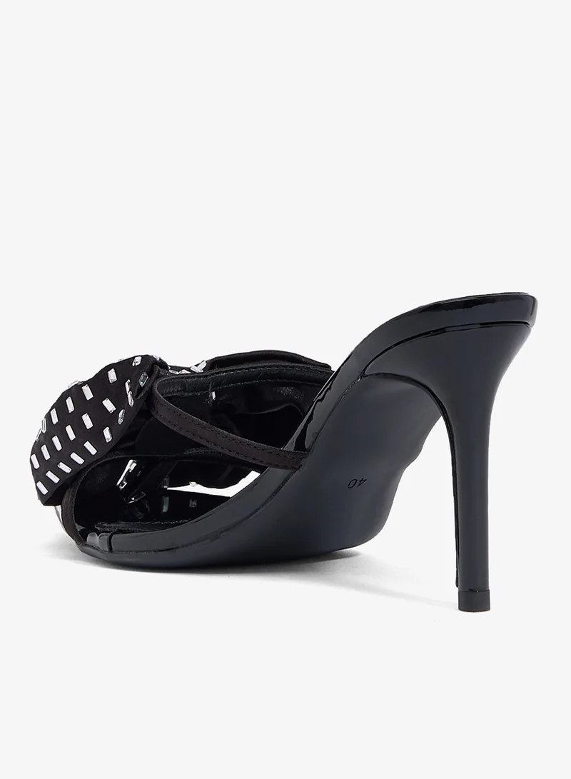 جينجر صنادل بكعب عالٍ مزينة باللؤلؤ بتفاصيل فيونكة