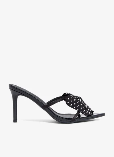 جينجر صنادل بكعب عالٍ مزينة باللؤلؤ بتفاصيل فيونكة