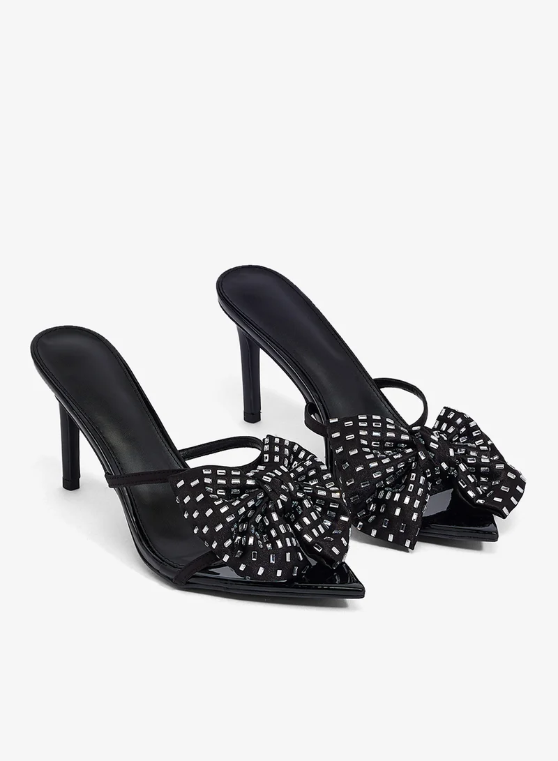 جينجر صنادل بكعب عالٍ مزينة باللؤلؤ بتفاصيل فيونكة