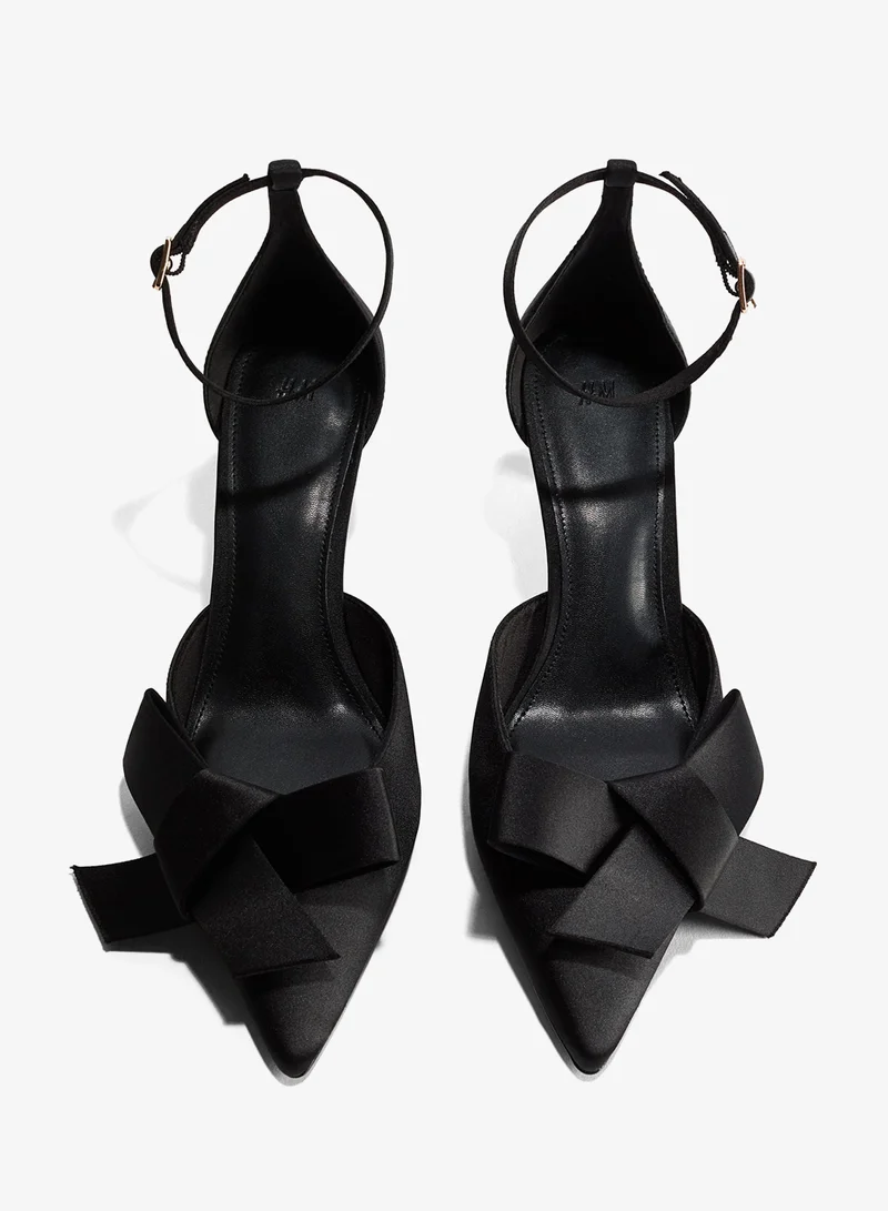 اتش اند ام حذاء كورت من الساتان بتفاصيل فيونكة