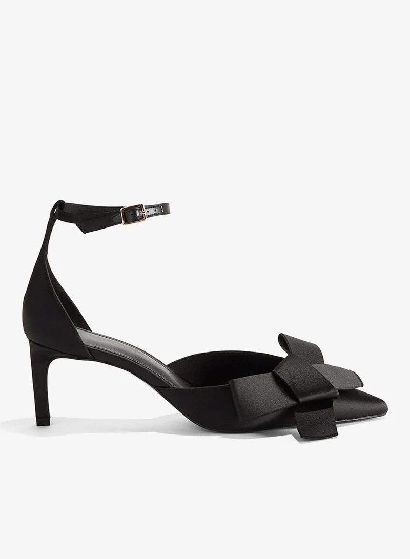 اتش اند ام حذاء كورت من الساتان بتفاصيل فيونكة