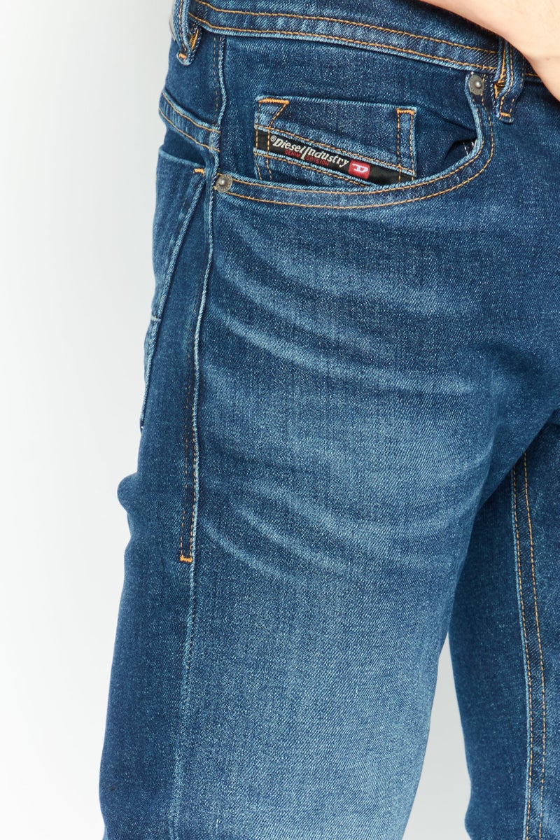 DIESEL جينز ضيق للرجال بتصميم مغسول وقابل للتمدد، أزرق داكن - Image 4