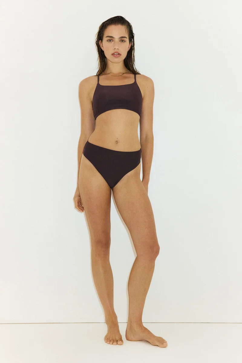 اتش اند ام سروال بيكيني برازيلي رياضي من نسيج لايكرا®