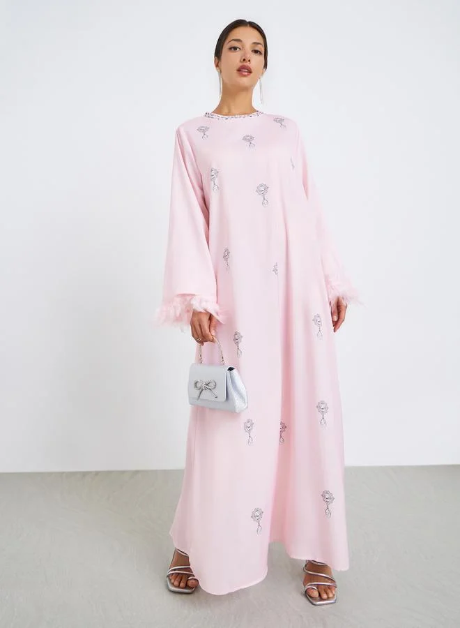 أميرة جلابية مطبوعة بتفاصيل ريش صناعي