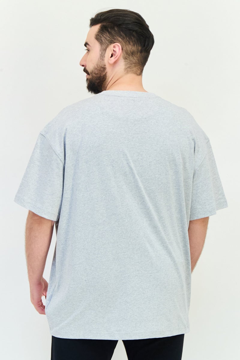 PUMA تي شيرت رجالي بأكمام قصيرة ومقاس مريح، رمادي فاتح - Image 2