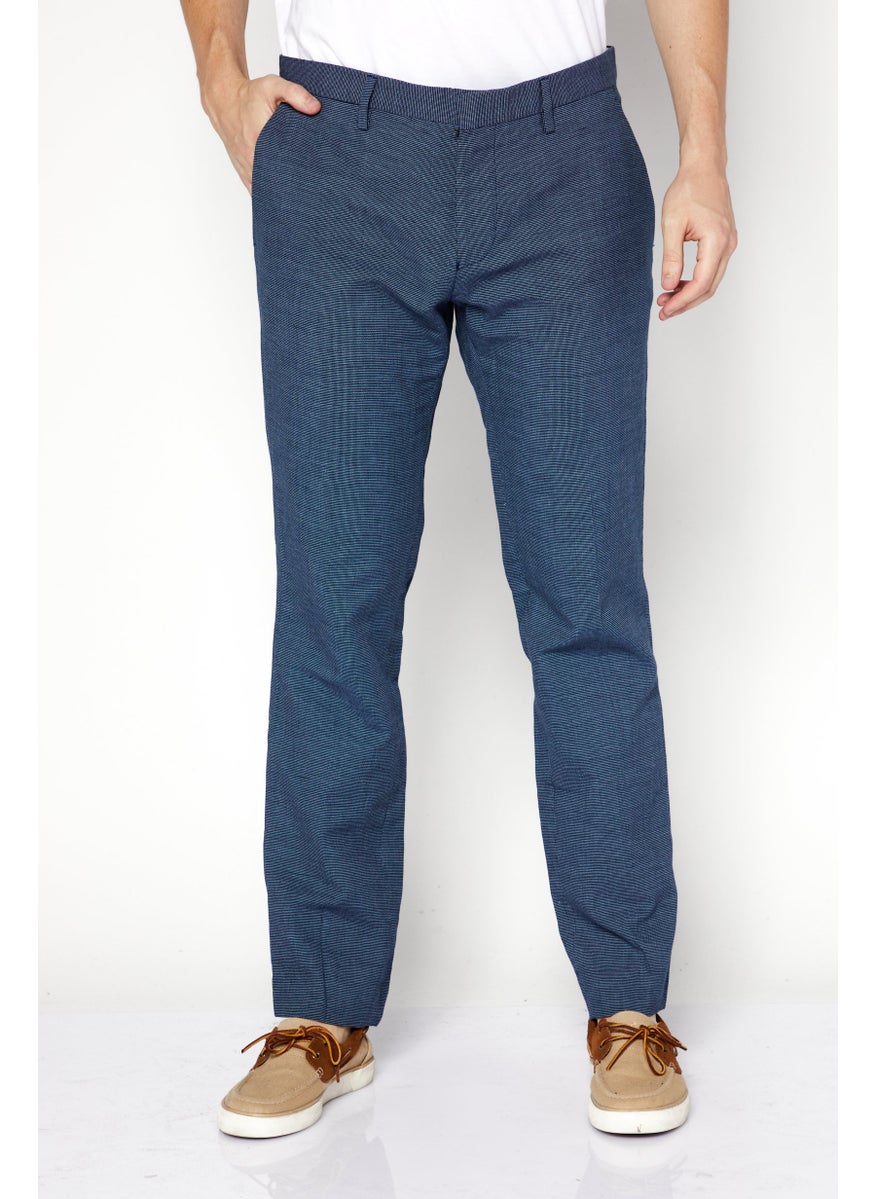 LACOSTE بنطلون رجالي بقصّة Slim Fit من نسيج التويل، أزرق فاتح  - Image 1