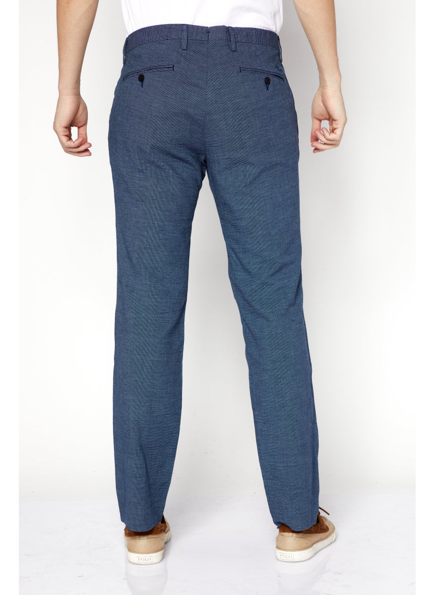 LACOSTE بنطلون رجالي بقصّة Slim Fit من نسيج التويل، أزرق فاتح  - Image 3