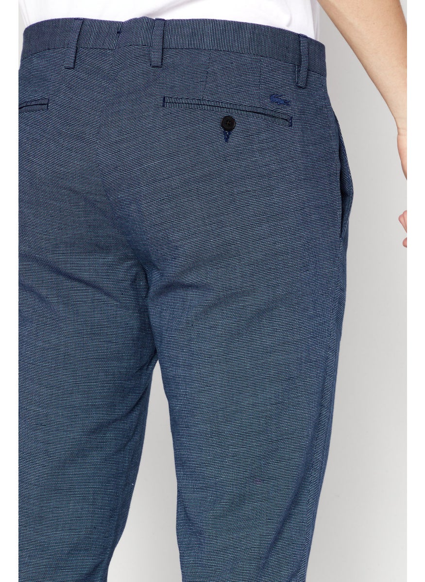 LACOSTE بنطلون رجالي بقصّة Slim Fit من نسيج التويل، أزرق فاتح  - Image 4