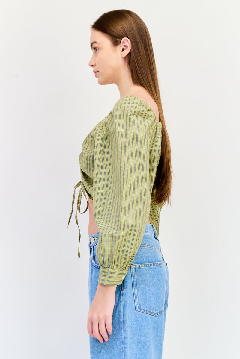 Levi's بلوزة قصيرة بأكمام طويلة وفتحة على شكل V للنساء، بطبعة كاروهات، متعددة الألوان - Image 2