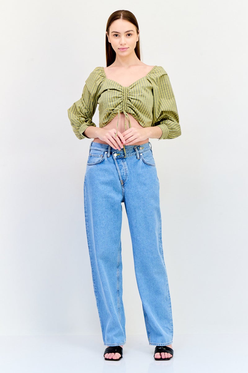 Levi's بلوزة قصيرة بأكمام طويلة وفتحة على شكل V للنساء، بطبعة كاروهات، متعددة الألوان - Image 4