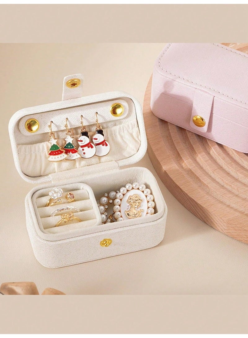 بي إس صندوق مجوهرات صغير للسفر | حامل مجوهرات صغير للخواتم والقلائد والأقراط وأحمر الشفاه | حقيبة تنظيم مجوهرات محمولة من جلد البولي يوريثان الصناعي الفاخر مع فتحة حلقة قابلة للإزالة (أبيض) - Image 1