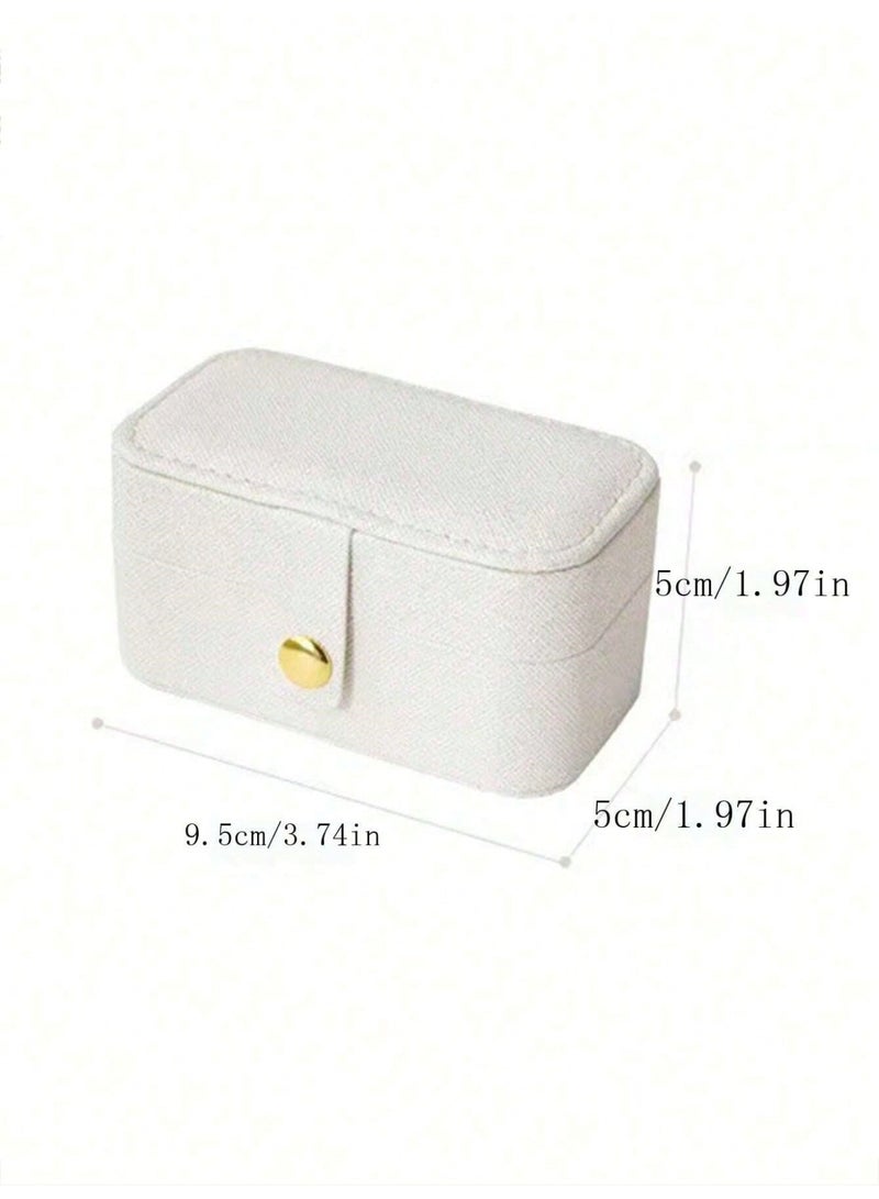 بي إس صندوق مجوهرات صغير للسفر | حامل مجوهرات صغير للخواتم والقلائد والأقراط وأحمر الشفاه | حقيبة تنظيم مجوهرات محمولة من جلد البولي يوريثان الصناعي الفاخر مع فتحة حلقة قابلة للإزالة (أبيض) - Image 3