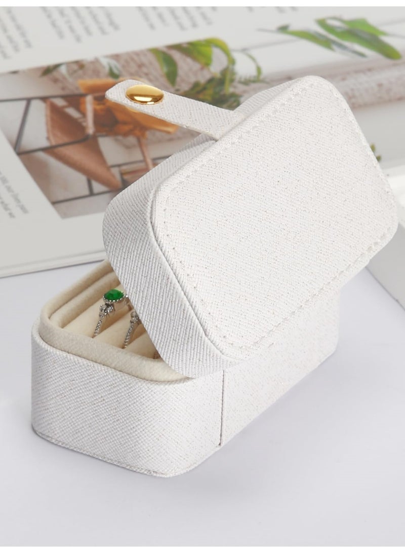 بي إس صندوق مجوهرات صغير للسفر | حامل مجوهرات صغير للخواتم والقلائد والأقراط وأحمر الشفاه | حقيبة تنظيم مجوهرات محمولة من جلد البولي يوريثان الصناعي الفاخر مع فتحة حلقة قابلة للإزالة (أبيض) - Image 5