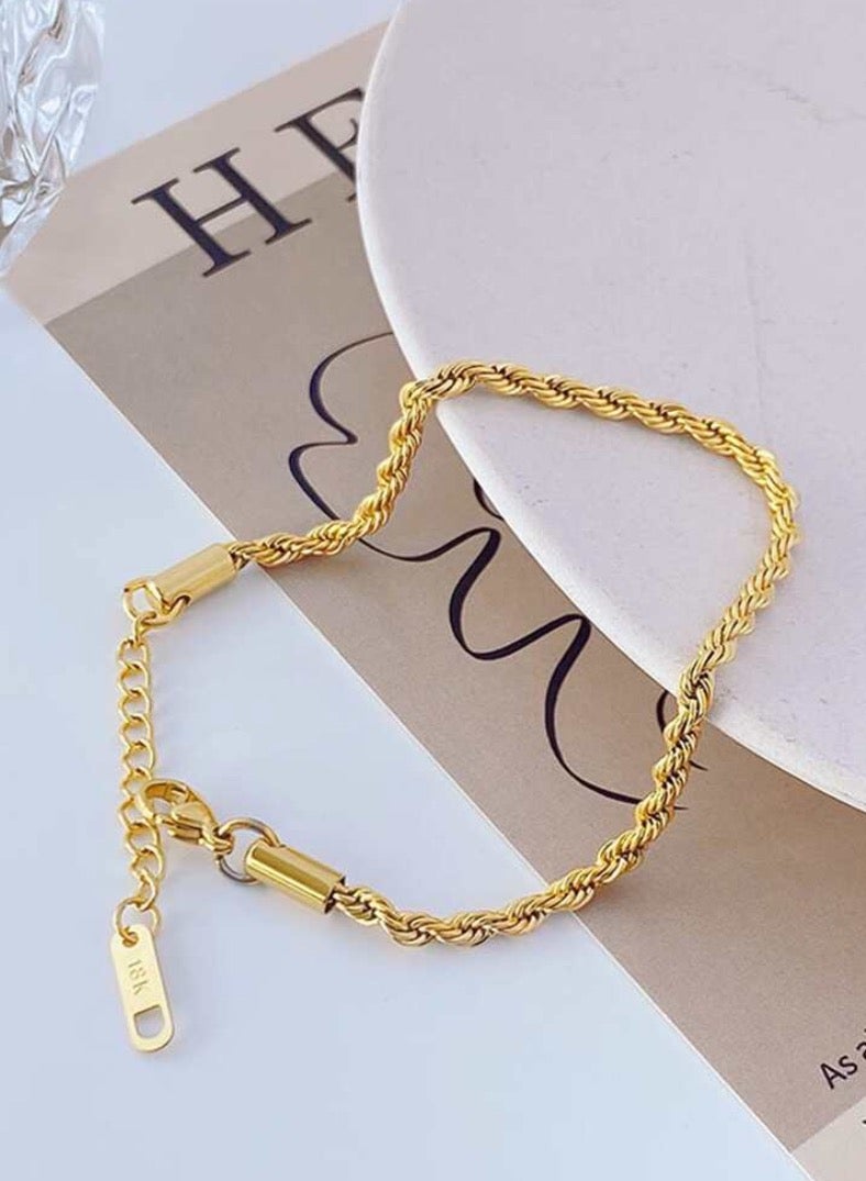 إيكوال اسوارة نسائية أنيقة وعالية الجودة مصنوعة من الاستانلس ستيل مطلية باللون الذهبي - Image 2