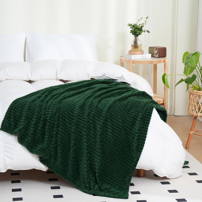 Puncuntex بطانية بونكونتيك الخضراء 50"×60" زينة فليس سوبر ناعمة فاخرة مع تصميم شبكة جاكار ثلاثي الأبعاد، خفيفة الوزن للكنبة والأريكة والكرسي، داكنة الغابة الخضراء - Image 3