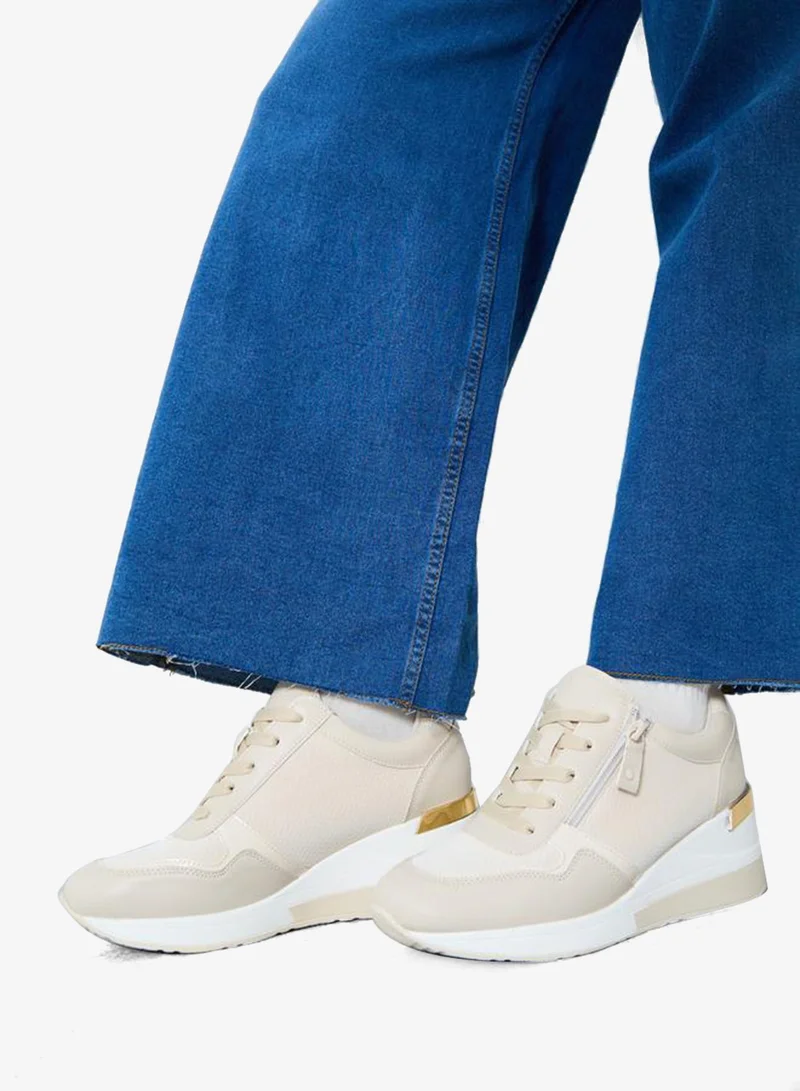 ستايلي اكتيف حذاء سنيكرز بتفاصيل بارزة الملمس