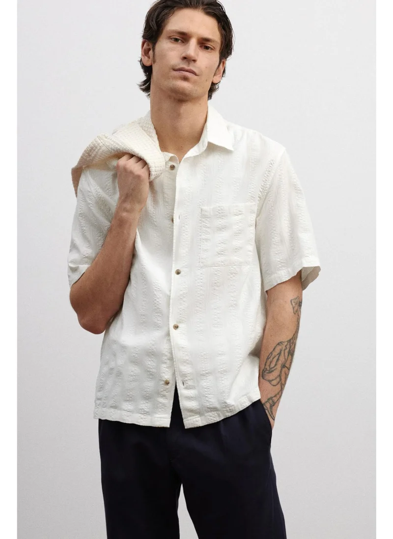 اتش اند ام Regular Fit Textured short-sleeved shirt