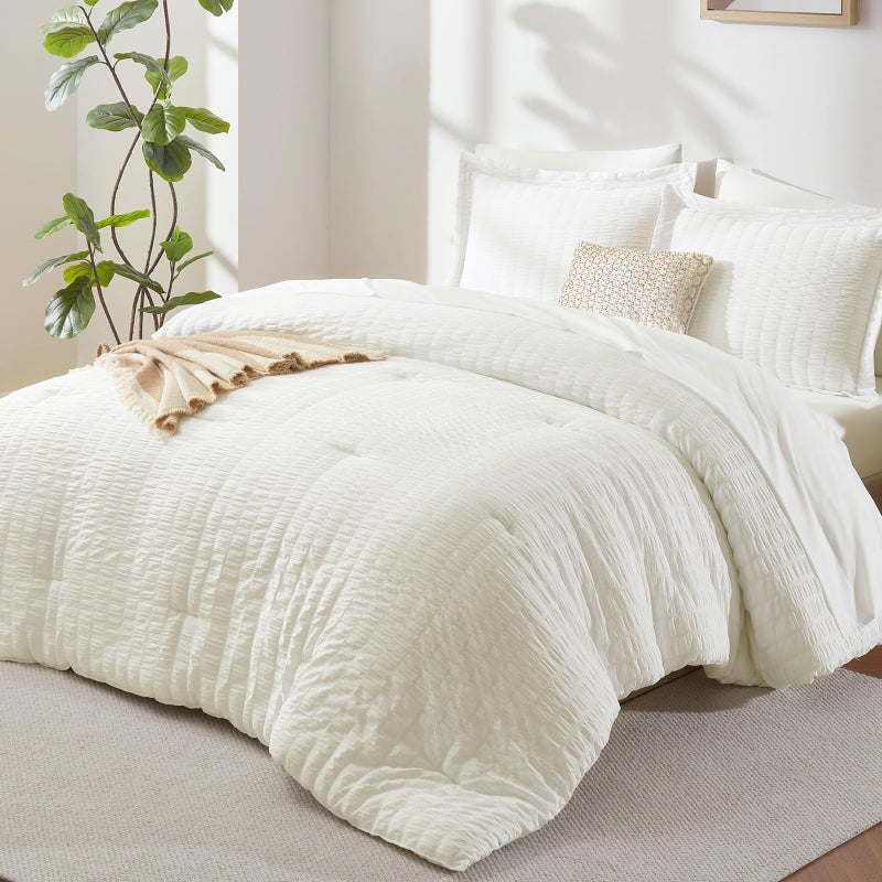 CozyLux طقم لحاف كوين من كوزي لوكس، لون عاجي، قماش سيكرسكر، 7 قطع، طقم سرير كوين مع ملاءات، طقم مفروشات فاخر وناعم مع لحاف بديل للريش، ملاءات، أغطية وسائد وأغطية أغطية وسائد لجميع الفصول - Image 1