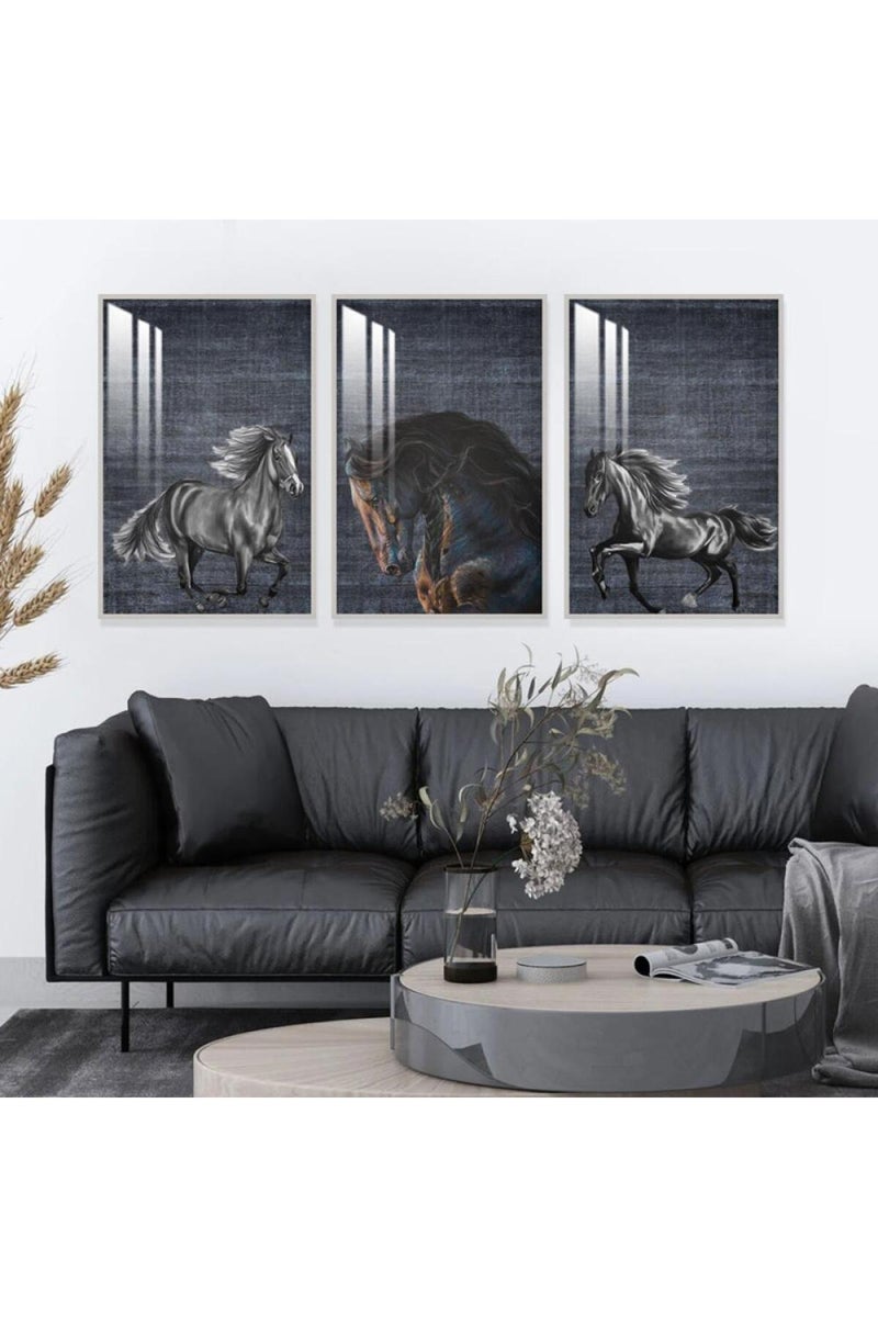 ماركتنا ثلاث لوحات جدارية خشبية بتصميم حصان، مع إطار وطبقة أكريليك شفافة. - Image 1