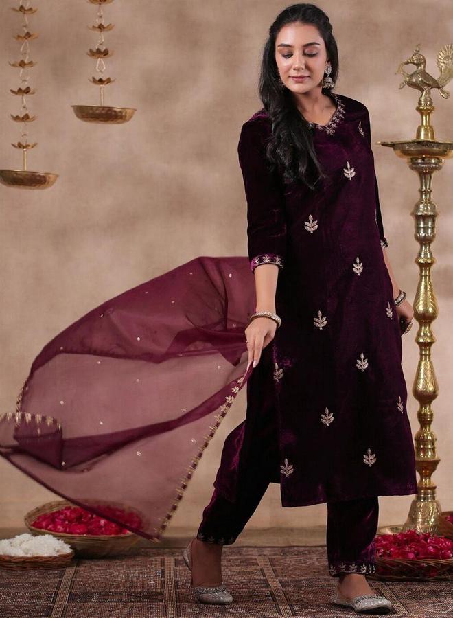 آي شين طقم كورتا وبنطال مع شال بلون بنفسجي بخامة مخملية - Image 4