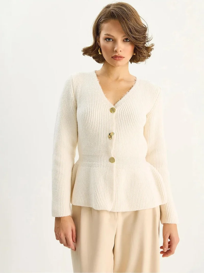 بيانكو لوتشي كارديجان بأزرار ورقبة على شكل حرف  وأكمام طويلة مضلع من لوتشي