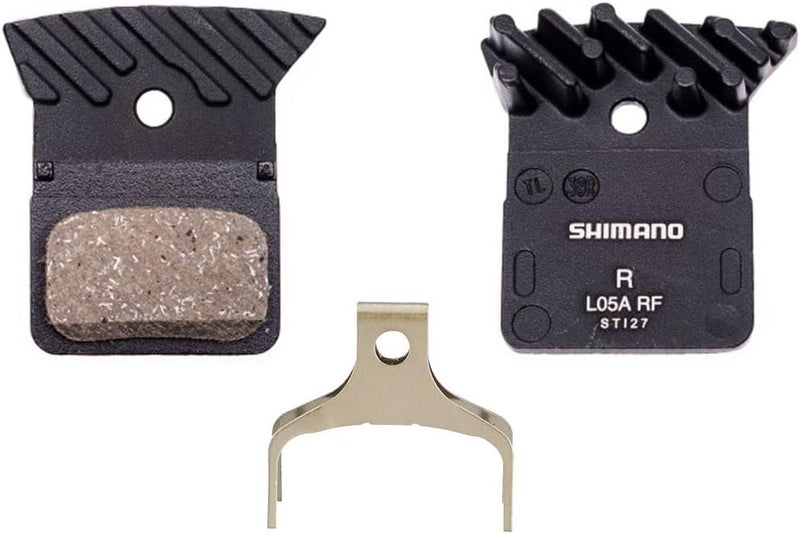 مجموعة أقراص فرامل شيمانو (Shimano Disc Brake Pad Set) – نوع الراتنج: L05A – تحتوي على شفرات تبريد (Cooling Fins) – أداء هادئ (Quiet Performance) – مطابقة للمواصفات الأصلية للشركة المصنعة (OEM) – مناسبة للاستخدام على الطرق الأسفلتية والطرق
